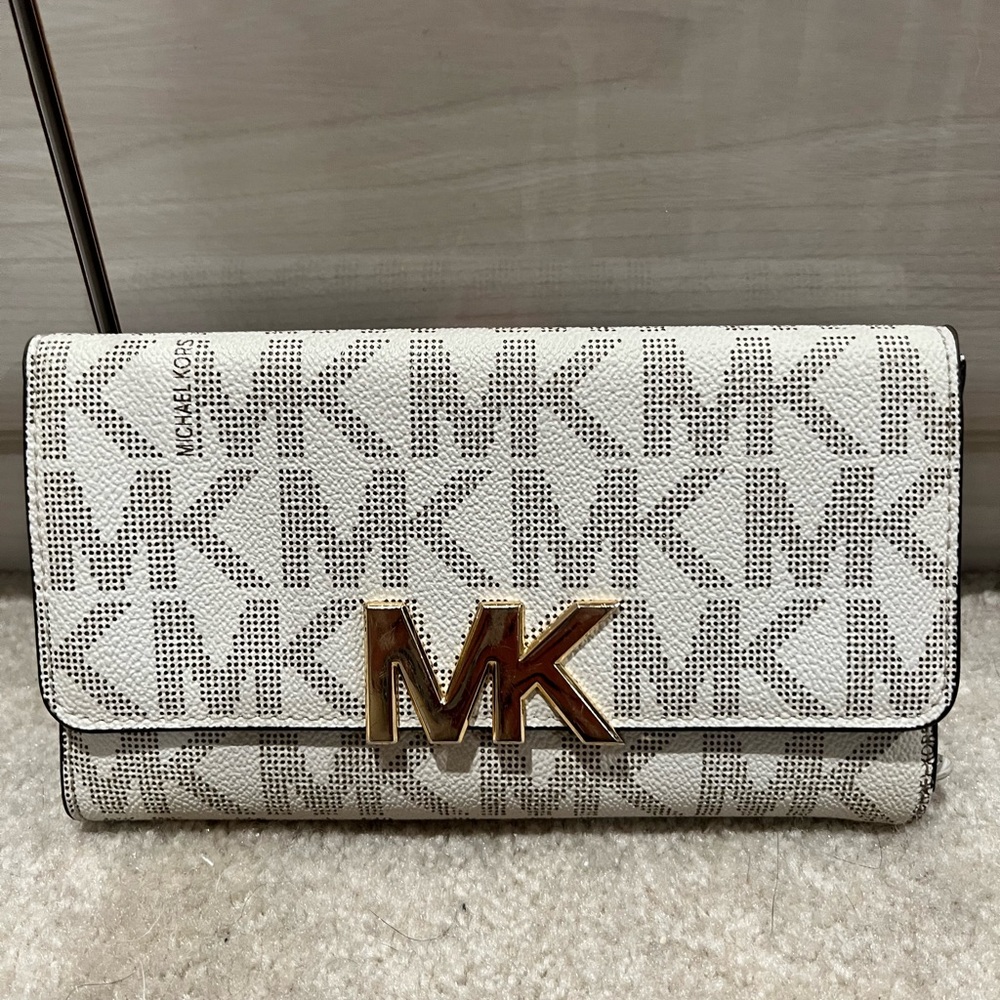 AUTHENTIC Michael Kors Vanilla and Gold MK Pattern Large Wallet 🤍